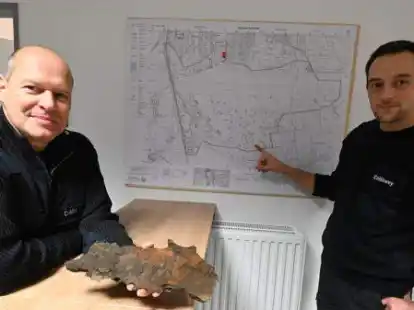 Sprengmeister Michael Cr&ouml;lle (links) und Munitionsfacharbeiter Christoph Coldewey haben gut Lachen: Die Sprengung der Weltkriegsbome auf dem Gel&auml;nde des Metropolparks  Hansalinie ist erfolgreich verlaufen. Im Vorfeld waren Stra&szlig;en gesperrt worden und die Sporthalle am Westerholtkamp in Ahlhorn als Notquartier f&uuml;r B&uuml;rger hergerichtet worden.