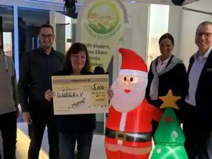 Unterst&uuml;tzung: Jan R&uuml;debusch, Jannik Gerdes, Sabine Sch&uuml;nemann und Michael Amende (alle H&uuml;ppe, hinten von links) &uuml;berreichten der Lichtblick-Vorsitzenden Angela Paradies (vorne) einen Scheck &uuml;ber 5000 Euro.