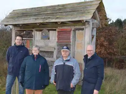 St&auml;dtischer Mitarbeiter Frank Plaspohl, Luzia und Werner Landwehr (beide Nabu) sowie B&uuml;rgermeister Neidhard Varnhorn vor dem Insektenhotel an der Streuobstwiese.