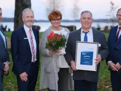 Bei der &Uuml;bergabe des VR-B&uuml;rgerpreises: Rainer Hoffmann und Wilhelm Ma&szlig;mann (Ostfriesische Volksbank), Insa Lottmann und Manfred Hallwa&szlig; (Verein Bl&uuml;hendes Emden) und Jury-Mitglied Thomas Otto (B&uuml;rgermeister Gemeinde Saterland).