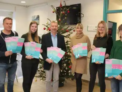 Sie stellten das Programm der Volkshochschule Wildeshausen f&uuml;r das n&auml;chste Halbjahr vor: (von links) Manfred Huisinga, Antina Peters, Hinrich Ricklefs und Susanne Lieder mit den neuen Mitarbeiterinnen Maike Carmichael und Tina Reiter.