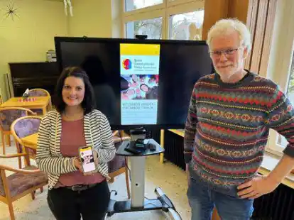 Doreen Schmidt und Stefan Schreiber freuen sich, dass die neue App des Mehrgenerationenhauses jetzt an den Start gehen kann.