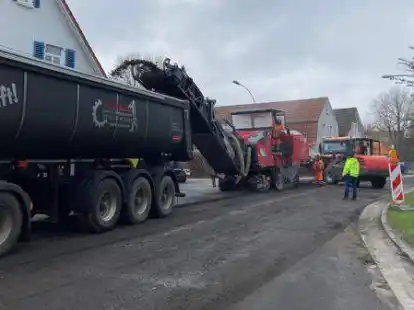 Innerhalb eines Tages hat das Team der Firma Tell Bau die Fr&auml;sarbeiten am Knotenpunkt weitestgehend abgeschlossen: In den kommenden Tagen gibt es eine neue Deckschicht f&uuml;r die Stra&szlig;e.