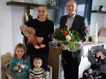 &Uuml;ber die &Uuml;bernahme der Ehrenpatenschaft f&uuml;r Tali durch Bundespr&auml;sident Frank-Walter Steinmeier freuen sich Petra Hartmann und ihre Kinder Mila und Matteo. &Uuml;berreicht wurden die Urkunde und das Geldpr&auml;sent von B&uuml;rgermeister Alfred Kuhlmann.