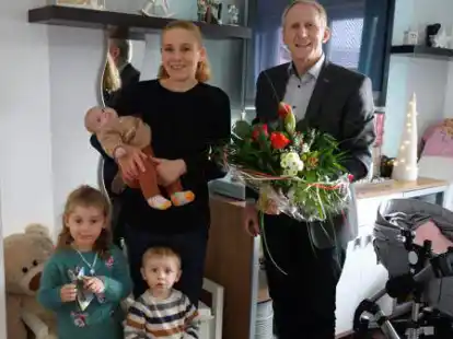 &Uuml;ber die &Uuml;bernahme der Ehrenpatenschaft f&uuml;r Tali durch Bundespr&auml;sident Frank-Walter Steinmeier freuen sich Petra Hartmann und ihre Kinder Mila und Matteo. &Uuml;berreicht wurden die Urkunde und das Geldpr&auml;sent von B&uuml;rgermeister Alfred Kuhlmann.