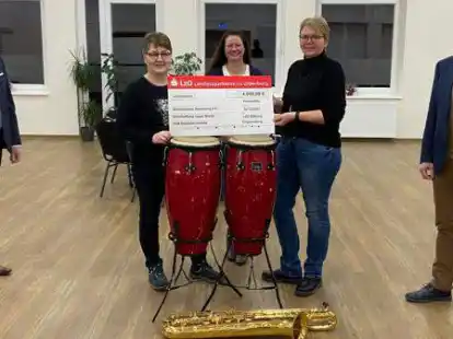 Freude &uuml;ber Spende kurz vor Weihnachten: Frank Naber (links) und Ludger Hespe (rechts) von der LzO-Stiftung Cloppenburg &uuml;berreichten den  symbolischen Spendenscheck  an Simone Tieke, Claudia Frerichs und Mechthild Hinrichs