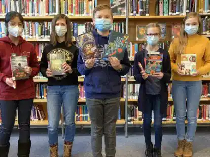 Die Sch&uuml;ler des sechsten Jahrgangs des Mariengymnasiums, die am Lesewettbewerb teilgenommen haben. (Von links): Marie Dinh, Diana Gl&uuml;ck, Jan-Paul Weber (Sieger), Leni Mross, Zoe Springer.