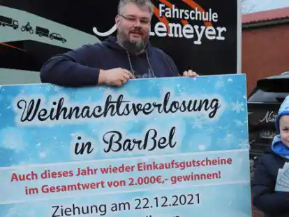 Der Vorsitzende des HGV Bar&szlig;el Michael Niemeyer hofft, dass viele Kunden sich an der Weihnachtsverlosung beteiligen. Im Vorjahr zog Sohn Hubert als Gl&uuml;cksfee die Gewinner.