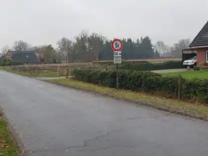 Die Stra&szlig;e Osterende am Ortsausgang Apens Richtung Apermarsch: Hier soll zwischen Godensholter Stra&szlig;e, der Bahnlinie und einem Graben der Wasseracht ein neues Baugebiet mit rund 30 Grundst&uuml;cken entstehen.