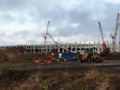 Der Rohbau w&auml;chst in die H&ouml;he: Auf dem Gel&auml;nde des Metropolparks Hansalinie in Ahlhorn  entsteht das neue &bdquo;Logistikzentrum Bremen-S&uuml;d&ldquo;.