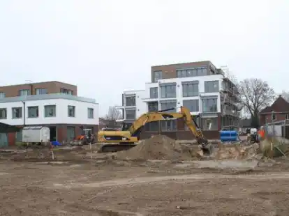 W&auml;hrend im Haus A im Hintergrund die Innenarbeiten laufen, sind nun die Erdarbeiten f&uuml;r Haus B gestartet.