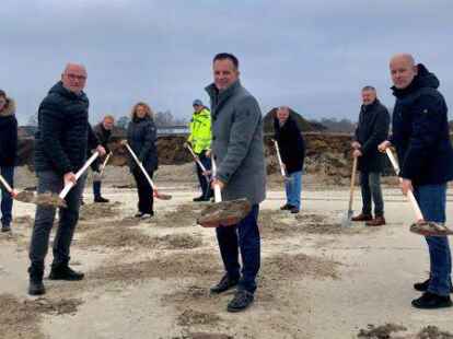 Erster Spatenstich der &bdquo;Kita f&uuml;r alle&ldquo;: Caritas-Vorsitzender Andreas Wieborg (vorne von links), B&uuml;rgermeister Hermann Block, Caritas-Vorsitzender Stefan Sukop und weitere Projektbeteiligte