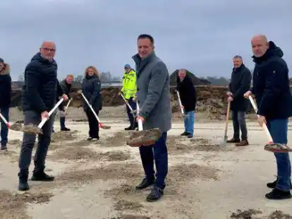 Erster Spatenstich der &bdquo;Kita f&uuml;r alle&ldquo;: Caritas-Vorsitzender Andreas Wieborg (vorne von links), B&uuml;rgermeister Hermann Block, Caritas-Vorsitzender Stefan Sukop und weitere Projektbeteiligte