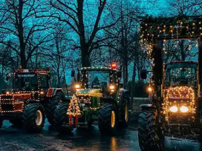 Hell erleuchtet fahren die Landwirte mit ihren Traktoren durch den Landkreis Aurich.