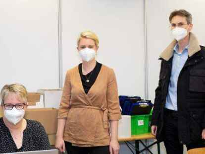 Bereit zum Impfen im ATIZ: Gesundheitsamtsmitarbeiterin Kerstin Dirksen, Impf-&Auml;rztin Cathrin Leuffert und Gesundheitsamtsleiter Dr. Dirk Obes.