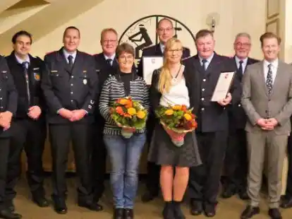 Ehrungen bei der Feuerwehr Petersfehn (von links): Marvin Harms, Martin Werner, Martin Schreiber, Uwe Behrens, Sabine und Dr. Alexander Dyck, Mareike und Ralf Wilken, J&uuml;rgen Scheel, B&uuml;rgermeister Henning Dierks und Heiko Rippen