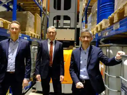 Im Hochregallager bei B&uuml;fa Reinigungssysteme in Ohmstede (v.links): Tim Wenzel (Leiter Beschaffung), Felix Thalmann (vorsitzender Gesch&auml;ftsf&uuml;hrer) und der kaufm&auml;nnische Gesch&auml;ftsf&uuml;hrer Ralf Ramke.