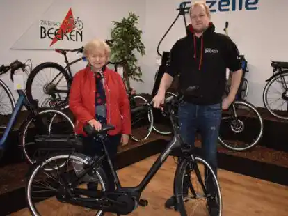 Gewonnen: Elli Vohsmann hat bei der Adventskalenderaktion der Stiftung &bdquo;L&uuml;ttke L&uuml;e&ldquo; ein E-Bike gewonnen, das Christian Beeken &uuml;berreichte.