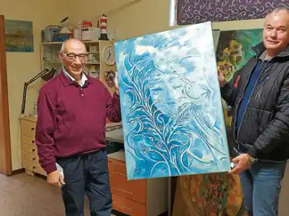 M&auml;rchenhaft und tr&auml;umerisch wirken seine Bilder: Dr. Farhang-Rasi (links) vermacht seinen Schatz an Malereien dem Ortsb&uuml;rgerverein Apen, rechts dessen Vorsitzender Frank Zahn.