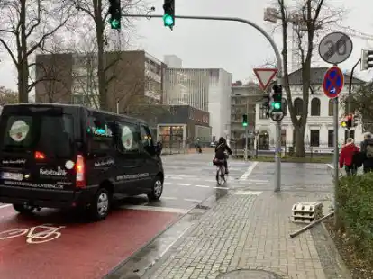 Typische Situation: Autos wollen rechts abbiegen, m&uuml;ssen aber die Radfahrer beachten, die neben ihnen vorbeifahren und geradeaus wollen.