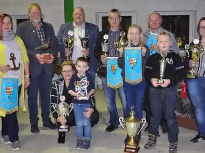 Viele Pokale gab es zu gewinnen: Die Preistr&auml;ger der Rassegefl&uuml;gelschau in Brake.