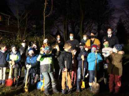 Kinderfeuerwehr Jever pflanzt Bingo-Baum in Cleverns