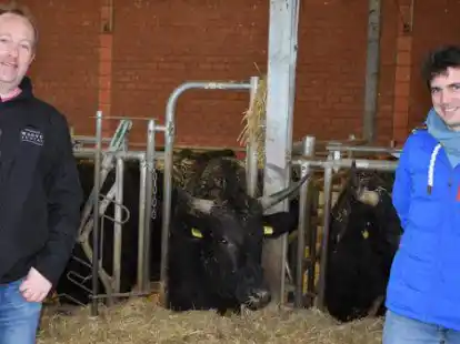 Laden zur Impfaktion im Rinderstall ein: Alexander Looschen (links) und Dr. Sebastian Pfahl.