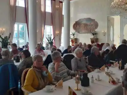 Im stilvollen Kronensaal des Schlosses K&ouml;hlmoor gab es f&uuml;r die Landfrauen aus Butjadingen Kaffee und Kuchen.