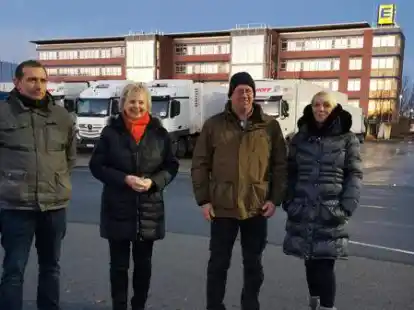 Dialog mit der Politik  bei der Mahnwache: Jann-Harro Petersen (Freie Bauern), die SPD-Landtagsabgeordnete Karin Logemann, Lars Kaper und Frauke Bielefeld (v.l.):