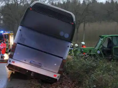 Der Bus war auf die Berme geraten und drohte umzukippen. Rund 20 Insassen mussten evakuiert werden.