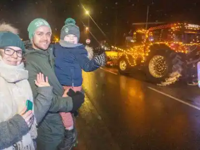Stimmungsvoller Umzug der Ganderkeseer Landwirte: Der dreij&auml;hrige Matteo uns seine Familie winkten den Fahrern der Traktoren vom Stra&szlig;enrand aus zu.