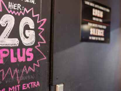 Das sind die Regeln, gegen die sich die Corona-Leugner auflehnen: 2 G-plus f&uuml;r den Einlass in eine Kneipe.