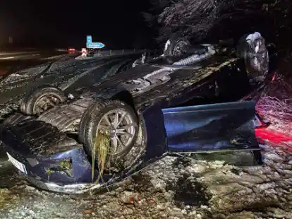 Bei dem Unfall auf der Autobahn 28 in Hude wurde der Fahrer leicht verletzt.