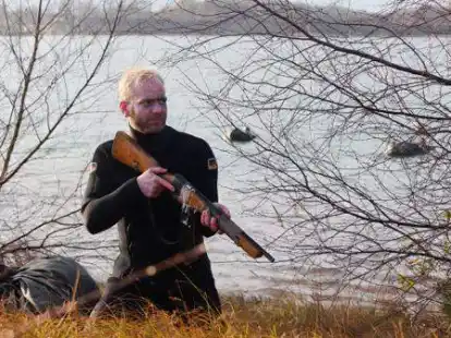 Versprengte Soldaten... Nach der Gew&auml;sserquerung beginnt sofort die Eigensicherung