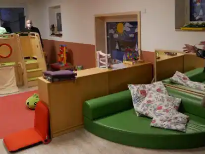 Die Leiterin Beate Arens (rechts) f&uuml;hrte die Kommunalpolitiker durch den neuen Anbau der Rodenkircher Kita L&ouml;wenzahn.