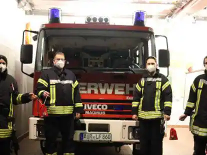 Halfen dem Nikolaus: Die stellvertretende Jugendfeuerwehrwartin Jessica Rieken, Jugendfeuerwehrwahrt Sven Janssen, Betreuer Malte H&ouml;fker und Betreuer Karsten Klitzsch.