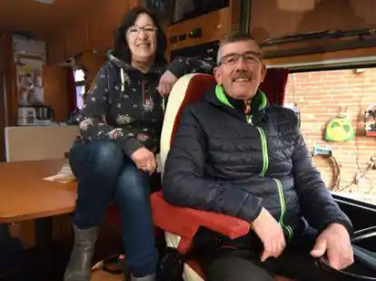 Zufrieden am Steuer des selbstgebauten Wohnmobils: Herbert und Ulrike Eden.