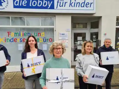 Mehmet Karabacak, NKT-Gesch&auml;ftsf&uuml;hrer in Nordenham, der NKT-Betriebsratsvorsitzende Mustafa Dogan (links) und die NKT-Auszubildende Lea Patzelt (Zweite von links) haben der 1. Vorsitzenden des Kinderschutzbunds Nordenham, Anne Allmers (Mitte), und Olga Harms, Leiterin der Lernf&ouml;rderung, 54 Geschenke f&uuml;r bed&uuml;rftige Kinder &uuml;bergeben.