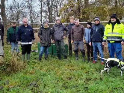 Die Nordenhamer Rotarier waren flei&szlig;ig. In Tossens unterst&uuml;tzen sie Thies Baars bei einer Pflanzaktion.