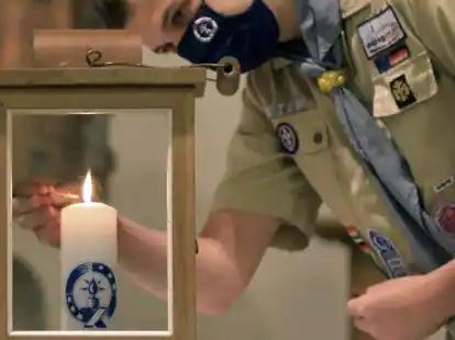 Pfadfinder verteilen das in Bethlehem entz&uuml;ndete Friedenslicht weiter (Symbolbild). Der Aussendungsgottesdienst findet am Sonntag in der St. Michael-Kirche statt.