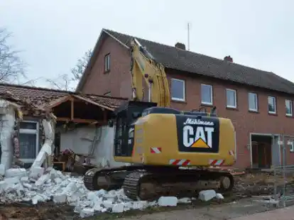 Die Abrissarbeiten am Pfarrheim in Lastrup haben begonnen. Der Zwischenbau muss zun&auml;chst dran glauben.