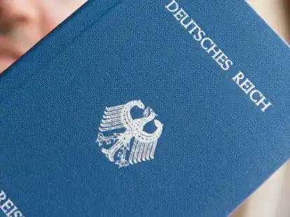 Ein Reisepass aus dem &bdquo;Deutschen Reich&ldquo;: Derartige Ausweispapiere sind bei Reichsb&uuml;rgern, die die Bundesrepublik Deutschland nicht anerkennen, verbreitet. Sie halten Beh&ouml;rden, Gerichte und andere staatliche Einrichtungen f&uuml;r illegal.