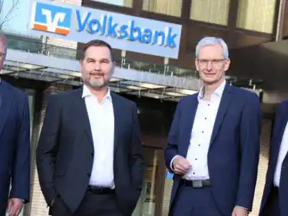 Johannes Wilke (2.v.r.) mit seinen Vorstandskollegen Andreas Frye (v.l.), Stefan Awick und Nikolaus H&uuml;ls.