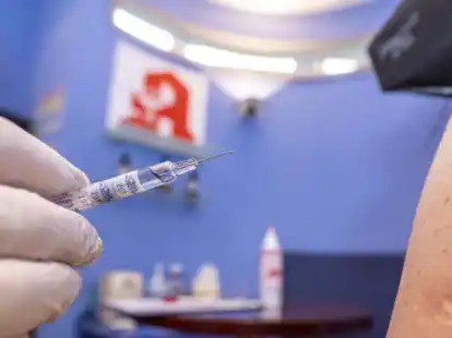 Eine Spritze in der Apotheke: Bei der Grippeschutzimpfung ist das bereits Realit&auml;t. Nun soll auch der Corona-Impfstoff dort verabreicht werden.