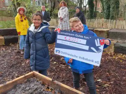 Geballte Freude &uuml;ber Spende und Gr&uuml;nes Klassenzimmer &ndash; vorne: Schulsprecherin Lucia Moreno (8) aus der Klasse 3a und Schulsprecher Marian Lauer (9) aus der 4a, dahinter v.l.: Monika Batke (Schulf&ouml;rderverein), Rainer Hoffmann (Ostfriesische Volksbank), Grundschulrektorin Gudrun St&uuml;ber und Jann Gerdes (Schulf&ouml;rderverein).