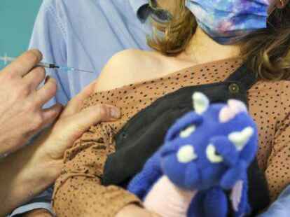 Mit Trost und Kuscheltier: Auch viele j&uuml;ngere Kinder werden demn&auml;chst wohl eine Spritze erhalten.