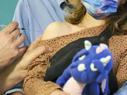 Mit Trost und Kuscheltier: Auch viele j&uuml;ngere Kinder werden demn&auml;chst wohl eine Spritze erhalten.