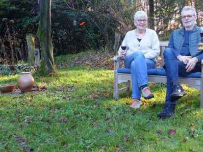 In ihrem klimafreundlichen Garten: Andrea und Peter Hiltrop aus D&ouml;tlingen