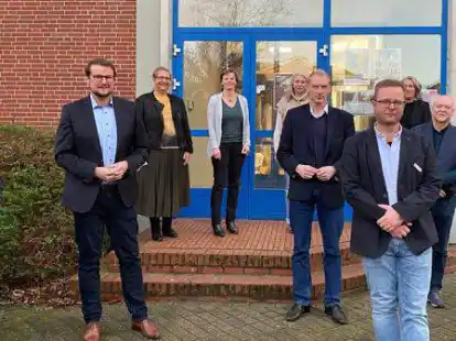Trafen sich zum Auftakt f&uuml;r das Netzwerk &bdquo;Engagierte St&auml;dte&ldquo; (von links): Astrid H&uuml;bner (Hochschule Emden/Leer), Tim Kruithoff (Oberb&uuml;rgermeister Stadt Emden), Andrea Risius (Parkhotel Upstalsboom), Alide Wessels (Koordinatorin Engagierte Stadt), Insa Beitelmann (VW), Peter Bartsch (Stadtsportbund), Sven D&uuml;bbelde (Freiwilligenagentur), Birgit Momberger (VHS Emden), Eckhard Lukas (Stiftung &Ouml;kowerk) und Enno Jegelka (Nettwark).