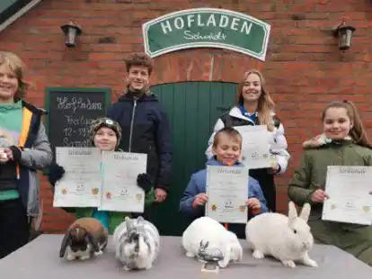 Stolz auf die Titel (von links): Enno Kettler, Marek Friedritz, Julius Kettler, Lucas Meyburg, Marie-Fee Mehrens, Cara Meyburg &ndash;  es fehlt Renke Schmidt.
